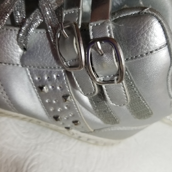 Girls Silver Skechers high tops, size 4 - Picture 3 of 10